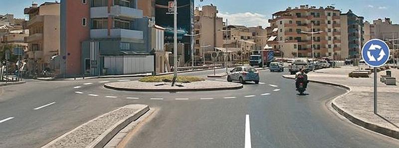 Вопрос №8 билета №13: Из какой полосы разрешено въехать на данный перекрёсток?