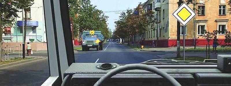 Вопрос №15 билета №18: Вы намерены проехать перекресток в прямом направлении. В данной ситуации: