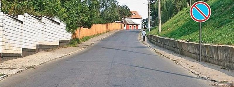 Вопрос №3 билета №19: Разрешено ли осуществлять посадку (высадку) пассажиров либо загрузку (разгрузку) транспортного средства в зоне действия этого знака?