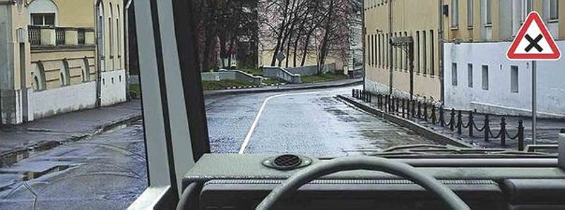 Вопрос №2 билета №21: Этот знак предупреждает о приближении к перекрестку, на котором Вы: