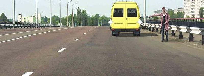 Вопрос №9 билета №22: Разрешено ли водителю движение задним ходом на путепроводе для посадки пассажира?