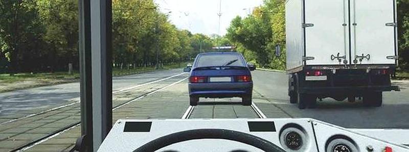 Вопрос №10 билета №23: Разрешается ли Вам выехать на трамвайные пути встречного направления в данной ситуации?