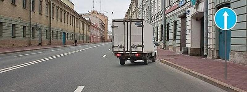 Вопрос №7 билета №24: Какую ошибку совершает водитель, въезжающий во двор?