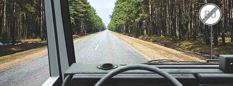 Вопрос №10 билета №24: С какой максимальной скоростью Вы имеете право продолжить движение вне населенных пунктов, если перевозите людей в кузове грузового автомобиля с разрешенной максимальной массой более 3,5 т?