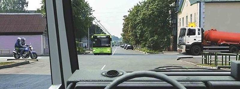 Вопрос №14 билета №24: Кто имеет право проехать перекресток первым, если все намерены двигаться прямо?