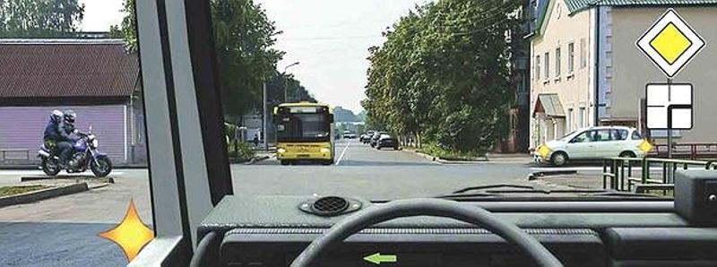 Вопрос №15 билета №25: Вы намерены повернуть налево. Кому Вы обязаны уступить дорогу?