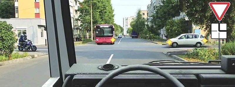 Вопрос №15 билета №26: При движении прямо Вы обязаны уступить дорогу: