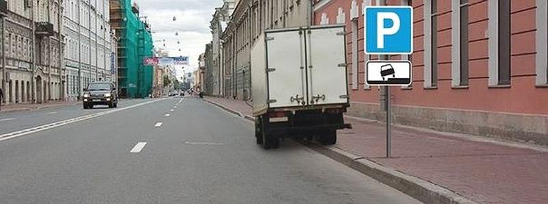 Вопрос №4 билета №29: Можно ли водителю поставить грузовой автомобиль на стоянку в этом месте указанным способом?