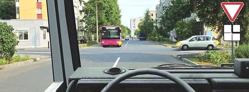 Вопрос №15 билета №29: Кому Вы обязаны уступить дорогу при движении в прямом направлении?