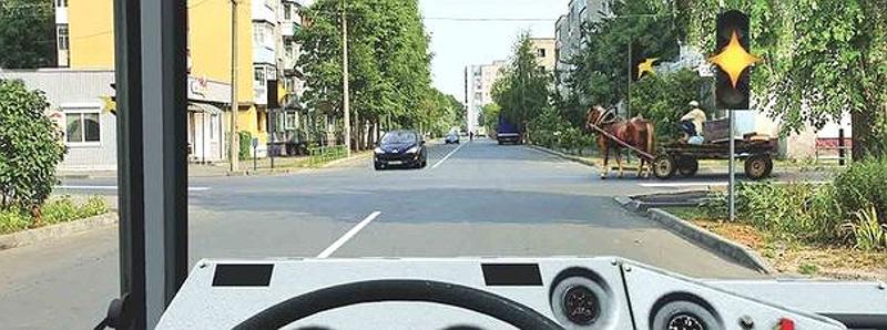 Вопрос №14 билета №30: Вы намерены продолжить движение прямо при желтом мигающем сигнале светофора. Ваши действия?