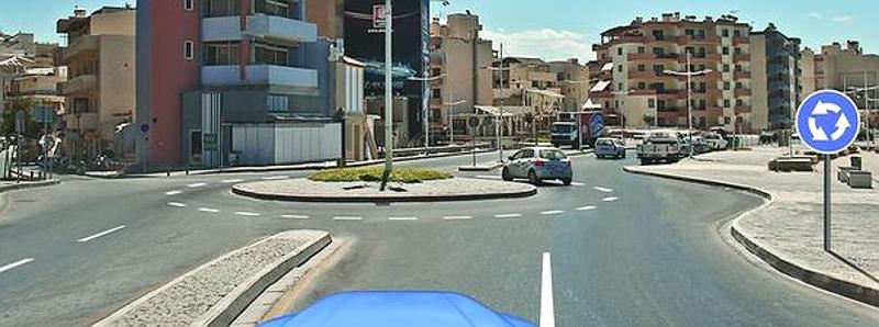 Вопрос №7 билета №32: Обязаны ли Вы включить указатели правого поворота перед въездом на этот перекресток?