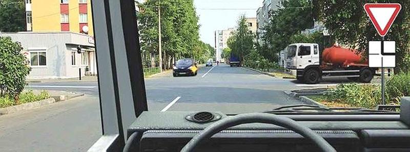 Вопрос №15 билета №33: Вы обязаны уступить дорогу при движении прямо: