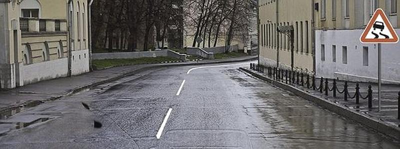 Вопрос №2 билета №34: На каком расстоянии до скользкого участка дороги устанавливается данный знак в населенном пункте?