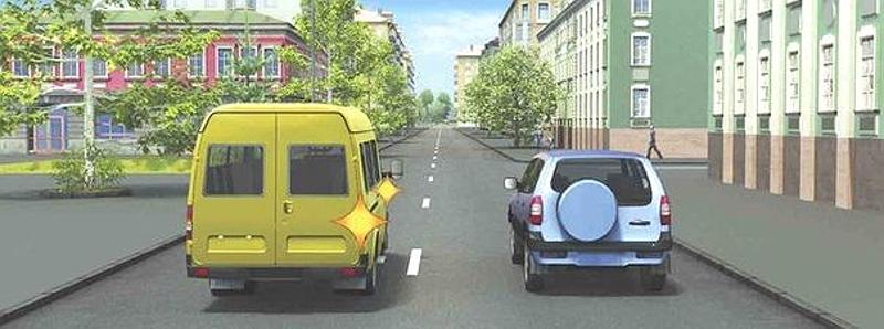 Вопрос №8 билета №39: Водитель маломестного автобуса, выполняющий перестроение на правую полосу, в данной ситуации: