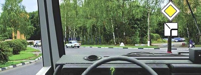 Вопрос №7 билета №4: Вы намерены продолжить движение по главной дороге. Обязаны ли Вы при этом включить указатели правого поворота?