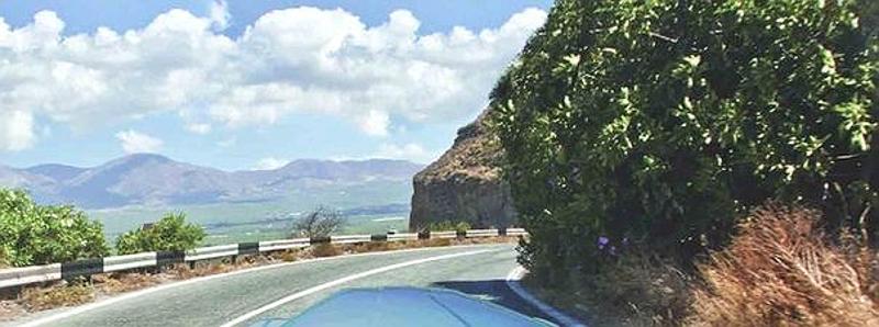 Вопрос №5 билета №5: О чем предупреждает Вас вертикальная разметка, нанесенная на ограждение дороги?