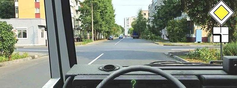 Вопрос №7 билета №6: Вы намерены продолжить движение по главной дороге. Обязаны ли Вы включить указатели левого поворота?