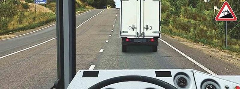 Вопрос №11 билета №7: Разрешается ли Вам в конце подъема перестроиться на среднюю полосу для опережения грузового автомобиля?