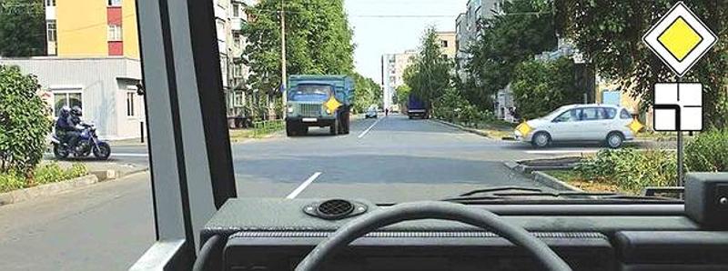 Вопрос №15 билета №7: Вы намерены продолжить движение прямо. Кому Вы обязаны уступить дорогу?
