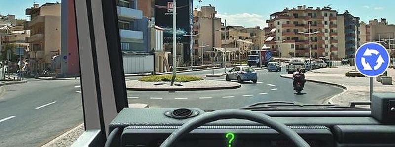 Вопрос №7 билета №10: Вы намерены произвести разворот на перекрестке. Какие указатели поворота необходимо включить перед въездом на перекресток?